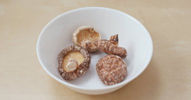 Kuru mantar yemek hazırlamak