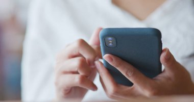 Kahve Dükkanı içinde cep telefonu kullanan kadın