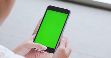 Chroma anahtar yeşil ekran ile cep telefonu kullanan kadın