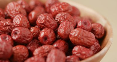 Kurutulmuş kırmızı hünnap yığını