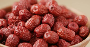 Kurutulmuş kırmızı hünnap yığını 