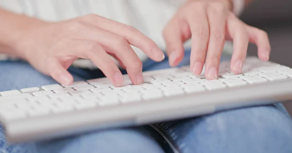 Mujer Escribiendo Ordenador Portátil —  Fotos de Stock