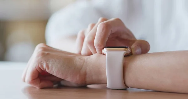 Mujer Usando Reloj Inteligente — Foto de Stock