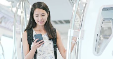 Hareket eden telefon içinde tren bölme kullanan kadın 