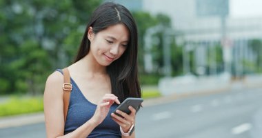 Shenzhen City cep telefonunda çalışan kadın