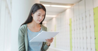 Kadın kayda göre okulda okuma