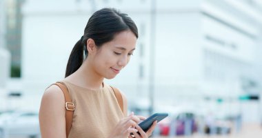 Şehirde cep telefonu kullanan kadın