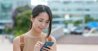 Şehirde cep telefonu kullanan kadın