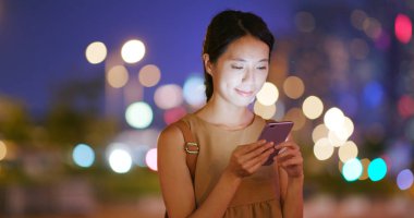 Şehirde cep telefonu kullanan kadın