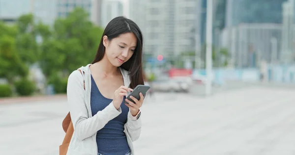 Vrouw Leest Mobiel Stad Van Shenzhen — Stockfoto