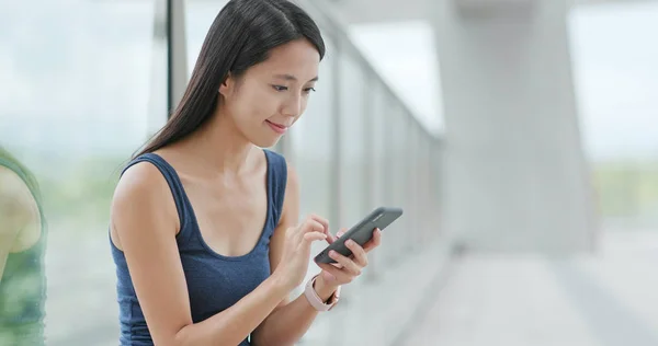 Woman Sending Sms Mobile Phone Shenzhen City — Stock Photo, Image