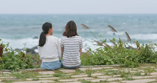 Asiatiska Kvinnor Chattar Och Sitter Vid Havet — Stockfoto