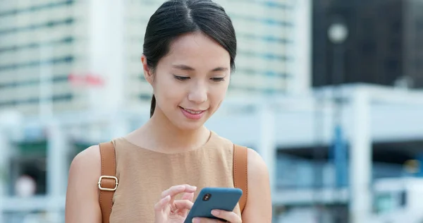 Frau Benutzt Handy Freien — Stockfoto