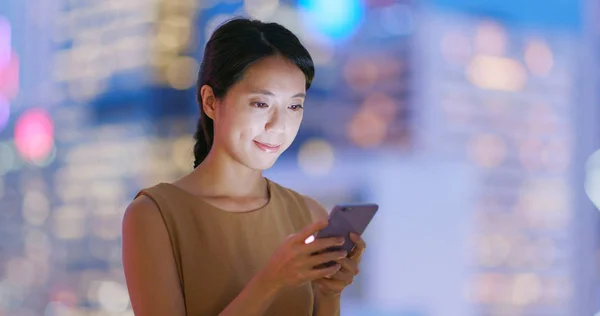 Mujer Usando Teléfono Móvil Ciudad Por Noche — Foto de Stock