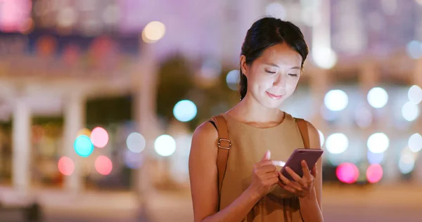 Jovem Mulher Usando Smartphone Cidade Noite — Fotografia de Stock