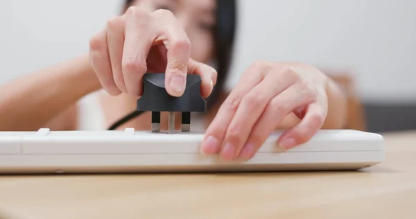 Stecken Sie Das Netzkabel Die Steckdose — Stockfoto