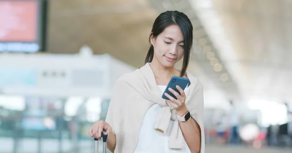 Mulher Usando Telefone Celular Aeroporto — Fotografia de Stock