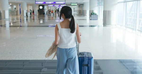Mulher Caminhando Aeroporto Prepare Para Check — Fotografia de Stock