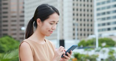 cep telefonu açık, kullanan kadın