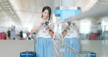Havaalanında cep telefonu kullanan kadın