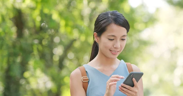 Vrouw Met Behulp Van Mobiele Telefoon Groene Achtergrond — Stockfoto