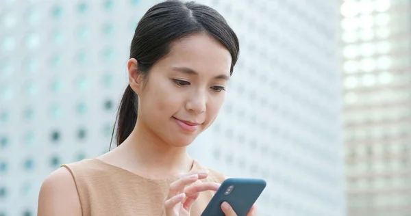 在街上用手机的妇女 — 图库照片