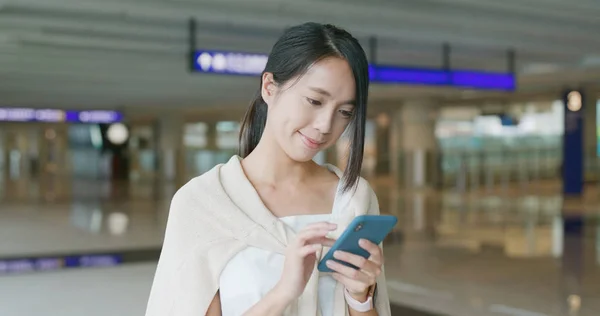 Γυναίκα Που Χρησιμοποιούν Κινητό Τηλέφωνο Στο Αεροδρόμιο — Φωτογραφία Αρχείου