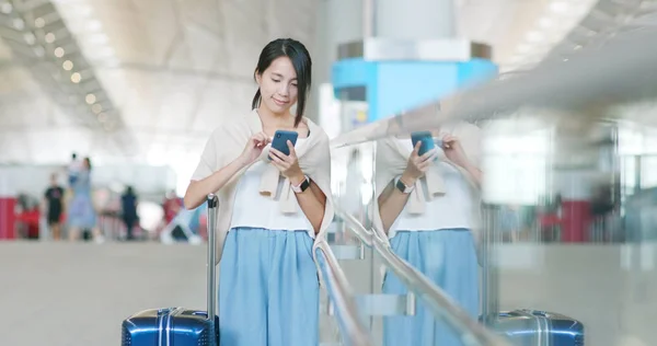 Kobieta Przy Użyciu Telefonu Komórkowego Lotnisku — Zdjęcie stockowe