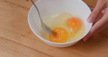 Tavuk yumurtası kapta karıştırarak