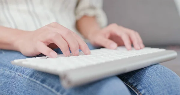 Mujer Escribiendo Ordenador Portátil —  Fotos de Stock