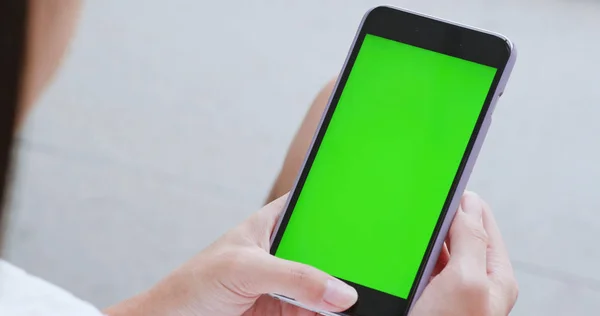 Frau Benutzt Handy Mit Grünem Bildschirm Chroma Schlüssel — Stockfoto