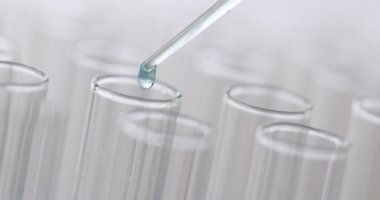 Mavi sıvı test tüplerde bırak 