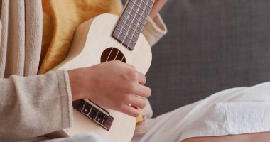 Kadın oyun ukulele evde