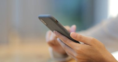 Görüntü arka plan ile akıllı telefon kullanan kadın 