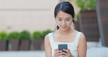 Sokakta Smartphone kullanan kadın