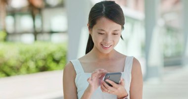 Kadın cep telefonu açık, SMS gönderme