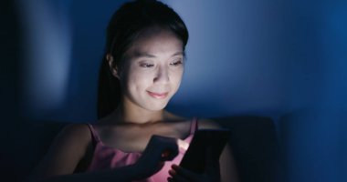 Kadın telefonda geceleri oyun oynama