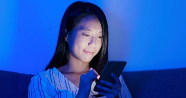 Cep telefonu kadın göz gece ev içinde