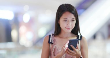 Cep telefonu ile alışveriş arka plan kullanan kadın