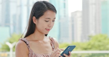 Şehirde cep telefonu kullanan kadın