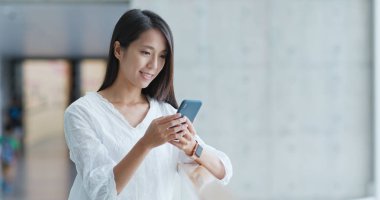 Kampüs içinde cep telefonu kullanan kadın