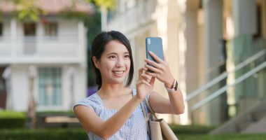 Kadın cep telefonu açık, selfie almak