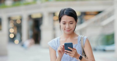 cep telefonu açık, kullanan kadın