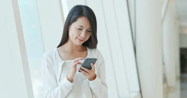 Vrouw Met Behulp Van Mobiele Telefoon Voor Online Bericht — Stockfoto