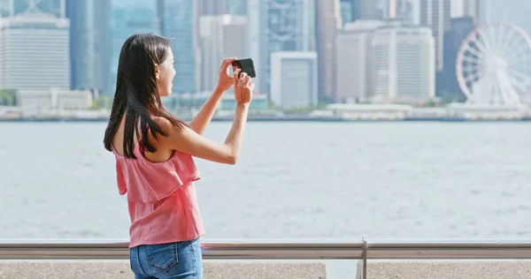 Vrouw Maakt Foto Mobiele Telefoon Hong Kong — Stockfoto