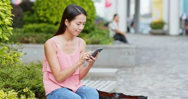 Frau Benutzt Handy Freien — Stockfoto