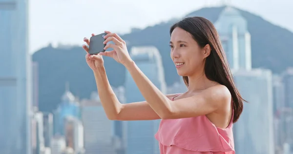 Femme Prenant Des Photos Sur Téléphone Portable Hong Kong — Photo