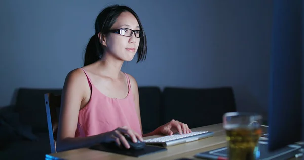Žena Pracuje Noci Při Pohledu Počítači — Stock fotografie