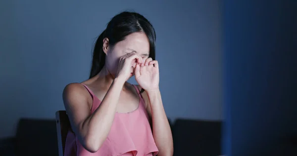 Mujer Que Usa Computadora Portátil Siente Seca Los Ojos —  Fotos de Stock