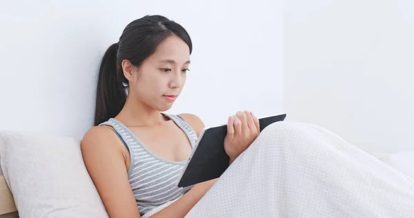 Frau Mit Tablet Computer Bett — Stockfoto